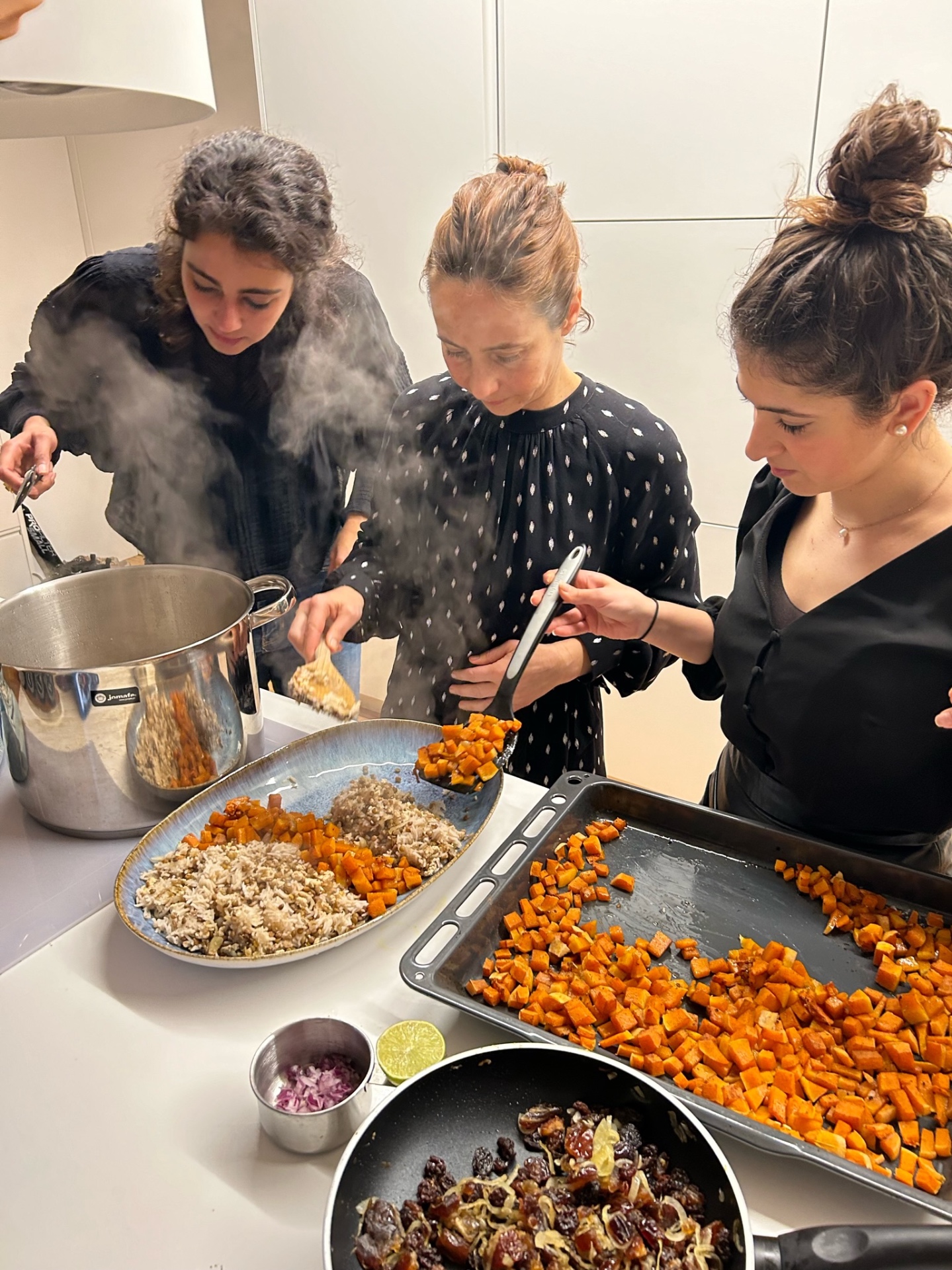 Cooking workshop with women in Arwa's kitchen